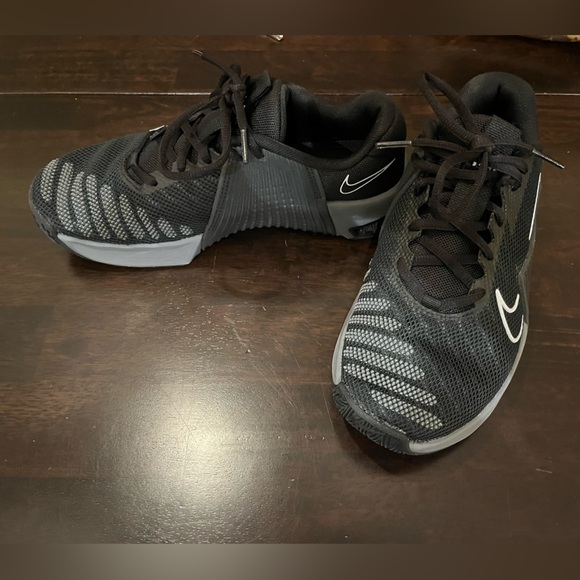 Nike Metcon Black and Gray women's athletic shoes - Picture 3 of 6